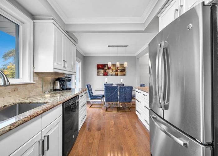 Modern 5BR Home with Office and Parking and WiFi