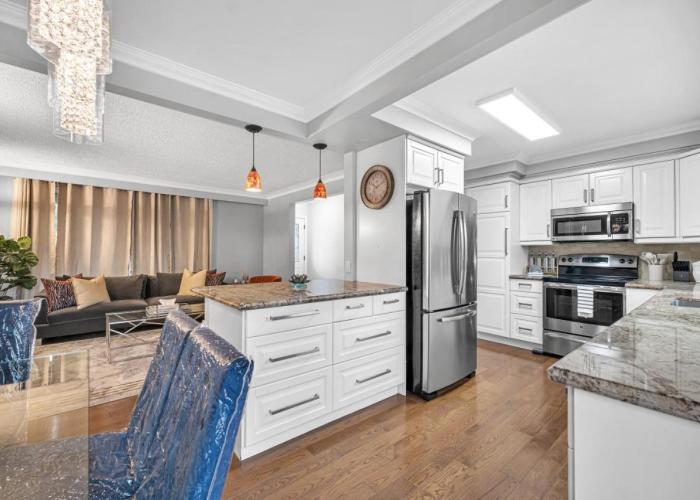 Modern 5BR Home with Office and Parking and WiFi