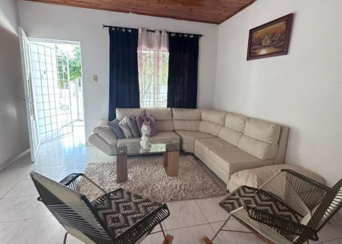 Casa con tres dormitorios y garaje