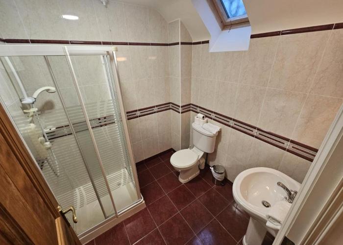 8 Clos Na Feirme Three Bedroom House with Hot Tub