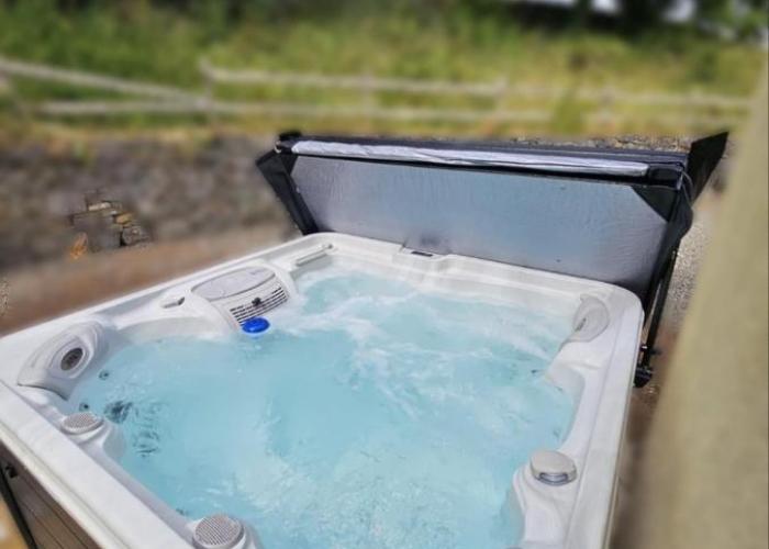 8 Clos Na Feirme Three Bedroom House with Hot Tub