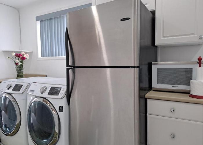 Lala-near Pearson airport-mall-free parking