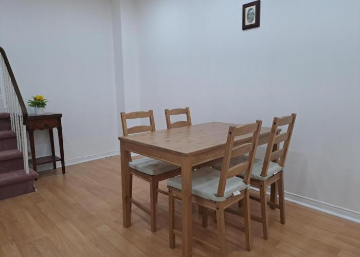Lala-near Pearson airport-mall-free parking