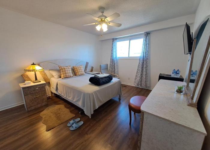 Lala-near Pearson airport-mall-free parking
