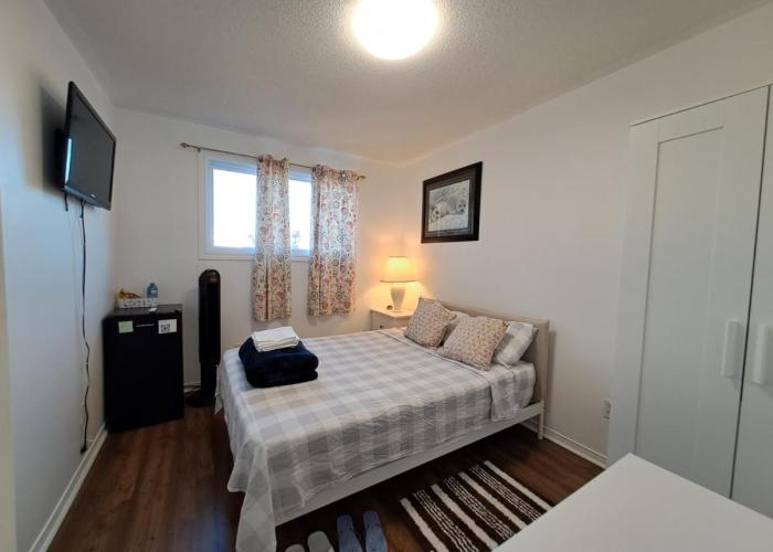 Lala-near Pearson airport-mall-free parking