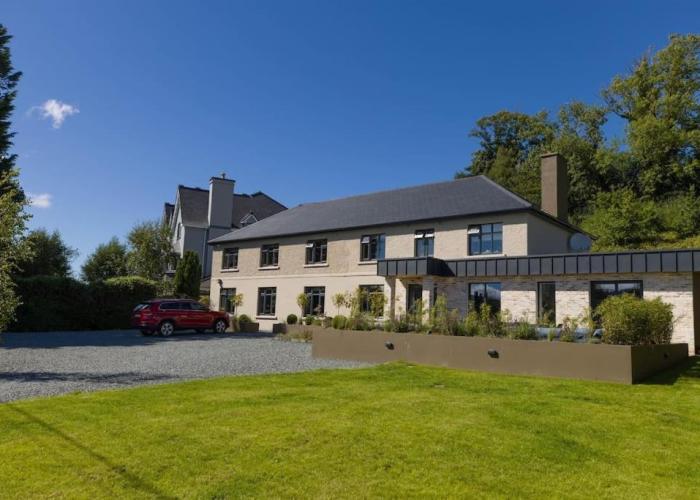 Luxury Eleven Bedroom House Sleeps 23 5-10 mins walk from town Centre