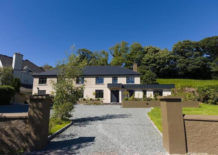 Luxury Eleven Bedroom House Sleeps 23 5-10 mins walk from town Centre