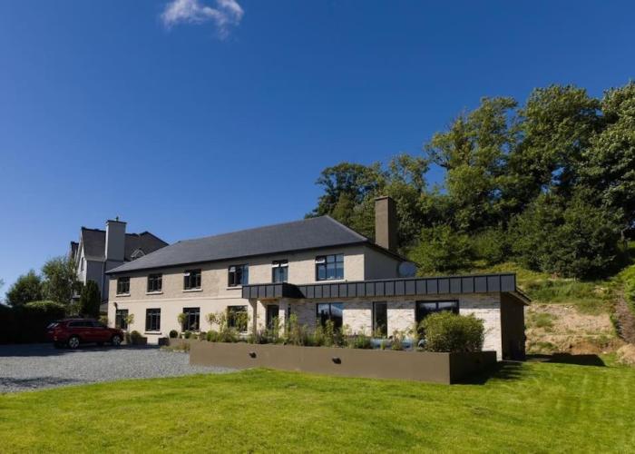 Luxury Eleven Bedroom House Sleeps 23 5-10 mins walk from town Centre