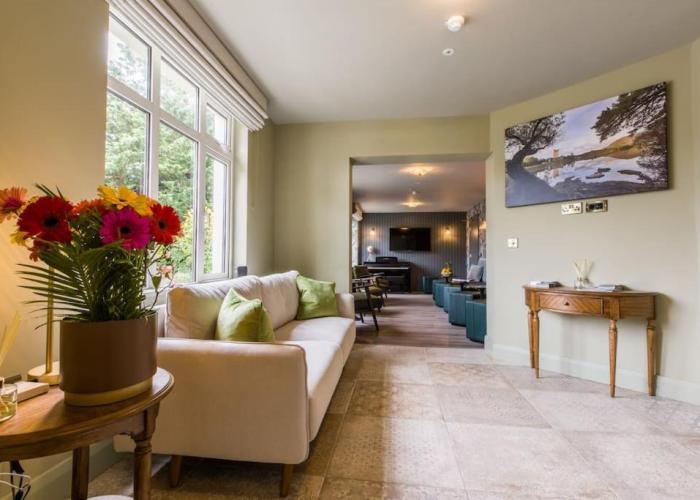 Luxury Eleven Bedroom House Sleeps 23 5-10 mins walk from town Centre