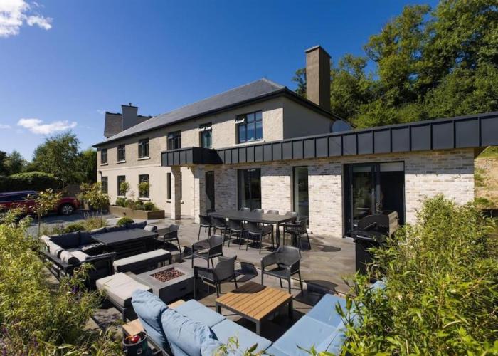 Luxury Eleven Bedroom House Sleeps 23 5-10 mins walk from town Centre