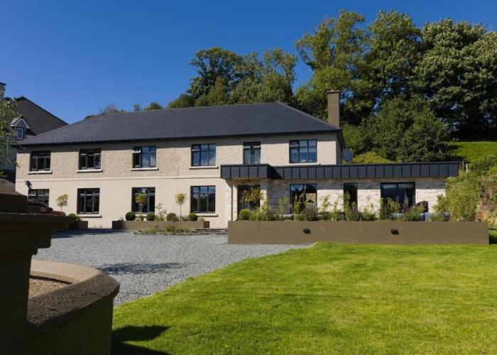Luxury Eleven Bedroom House Sleeps 23 5-10 mins walk from town Centre
