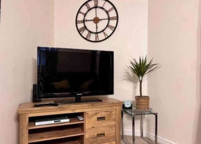 A Cosy 2-Bedroom Flat in Warrington