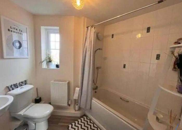 A Cosy 2-Bedroom Flat in Warrington