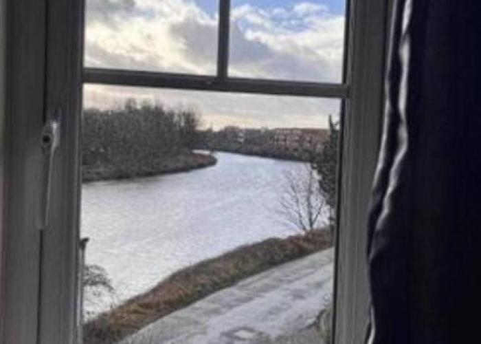 A Cosy 2-Bedroom Flat in Warrington