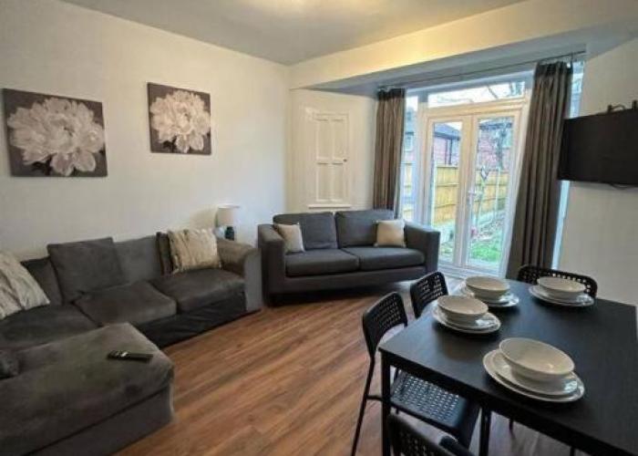 Spacious 4Bedroom House in Warrington - Sleeps 8