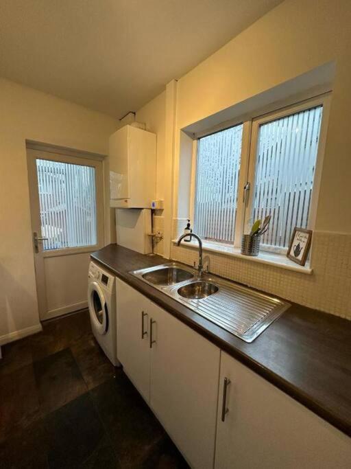 Spacious 4Bedroom House in Warrington - Sleeps 8