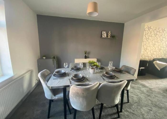 Stylish 3-Bedroom House in Warrington - Sleeps 5