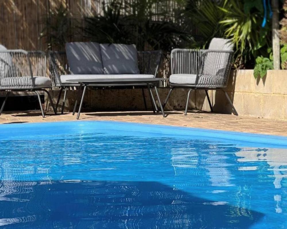 Cosy, private guest house with pool and private parking