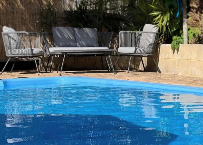 Cosy, private guest house with pool and private parking