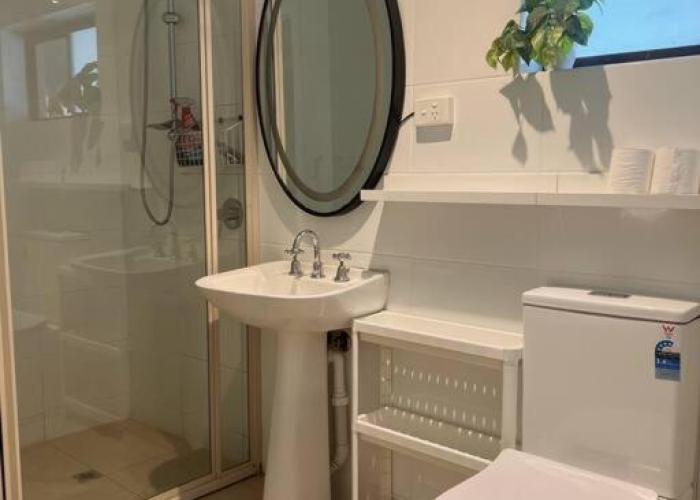 Cosy, private guest house with pool and private parking