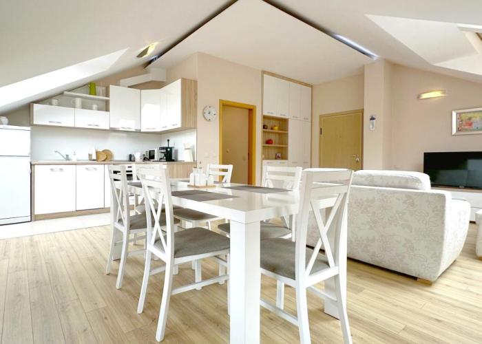 Top-Floor Luxury Apt Old City Views & Free Parking