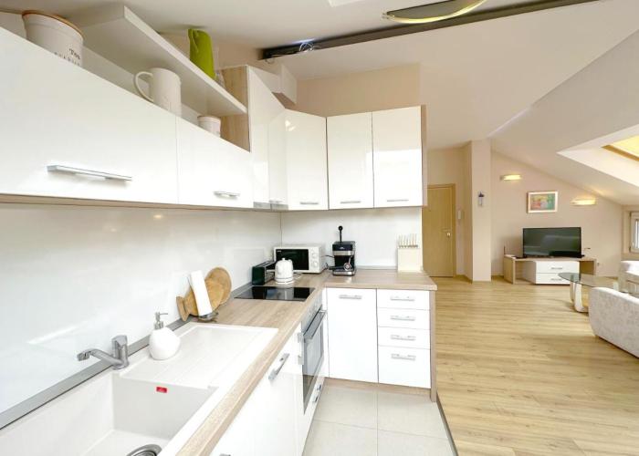 Top-Floor Luxury Apt Old City Views & Free Parking