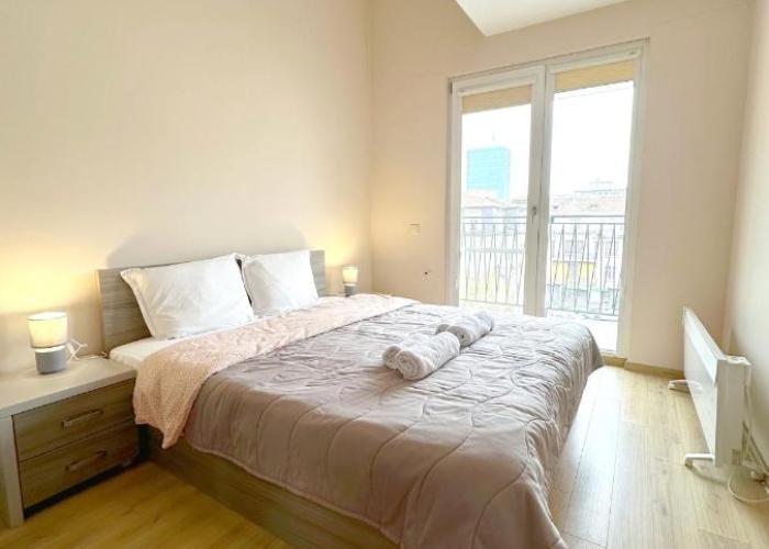 Top-Floor Luxury Apt Old City Views & Free Parking