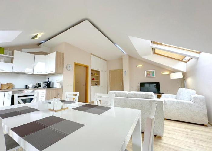 Top-Floor Luxury Apt Old City Views & Free Parking
