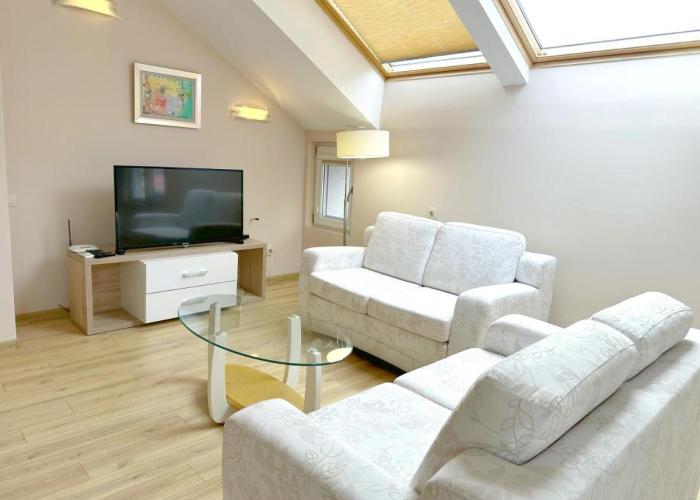 Top-Floor Luxury Apt Old City Views & Free Parking