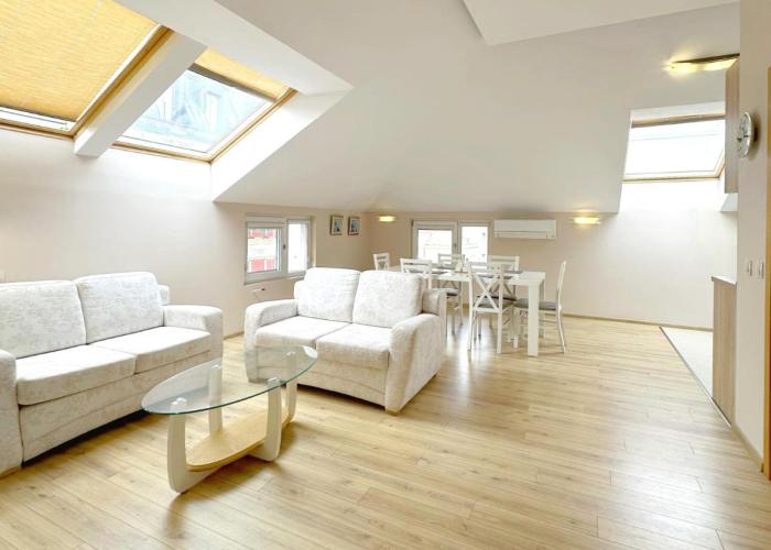 Top-Floor Luxury Apt Old City Views & Free Parking