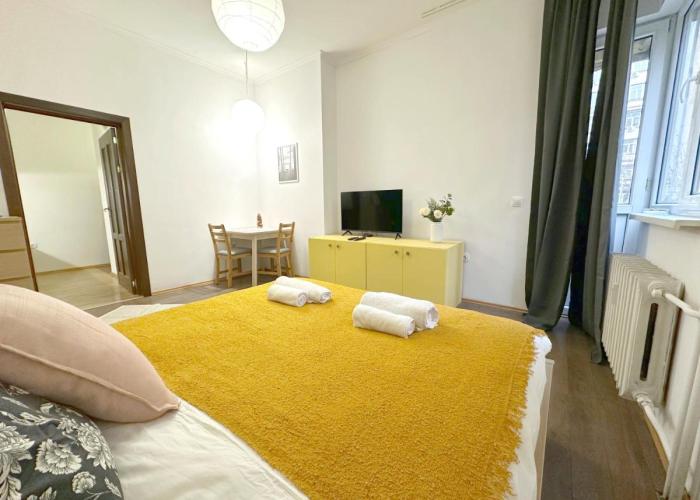 Aurora Abode - Top Center 1 BDR Fast Wi-fi