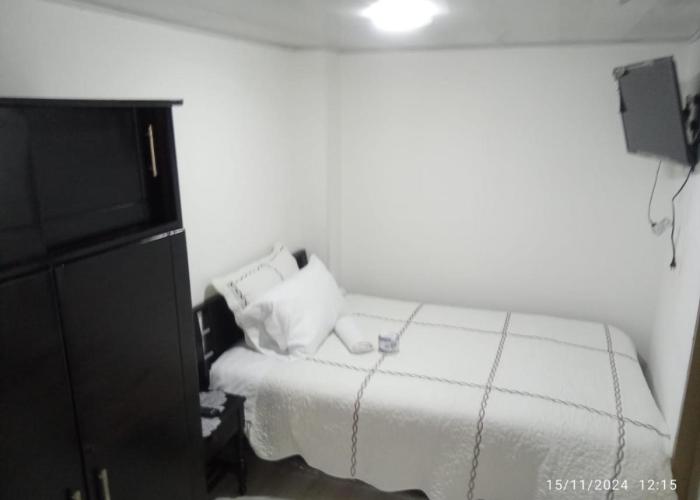 Habitación baño privado y parqueo edificio el Mirador cerca al centro de Manizales Caldas