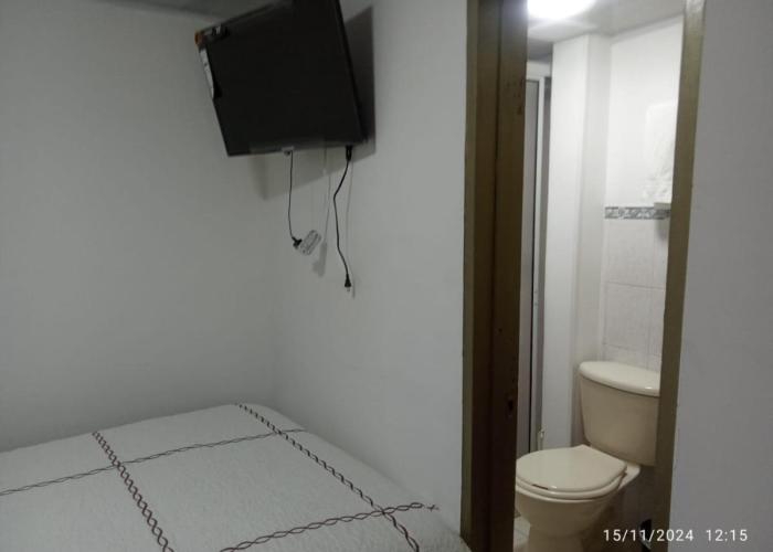 Habitación baño privado y parqueo edificio el Mirador cerca al centro de Manizales Caldas