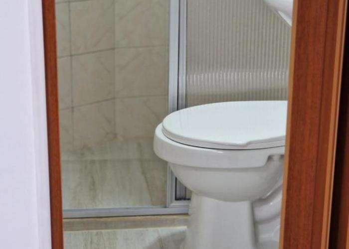 Habitación baño privado y parqueo edificio el Mirador cerca al centro de Manizales Caldas