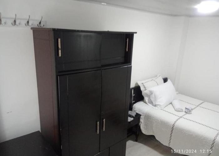 Habitación baño privado y parqueo edificio el Mirador cerca al centro de Manizales Caldas
