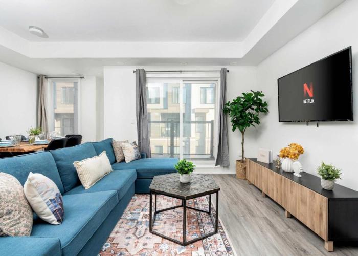 Sweet Townhouse with Rooftop Patio in Erin Mills
