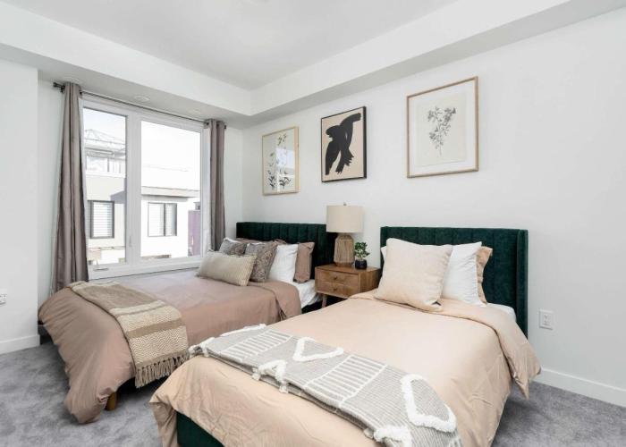 Sweet Townhouse with Rooftop Patio in Erin Mills