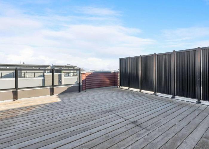 Sweet Townhouse with Rooftop Patio in Erin Mills