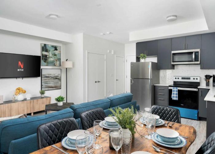 Sweet Townhouse with Rooftop Patio in Erin Mills