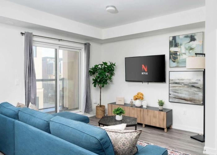 Sweet Townhouse with Rooftop Patio in Erin Mills
