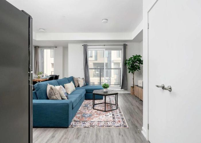 Sweet Townhouse with Rooftop Patio in Erin Mills