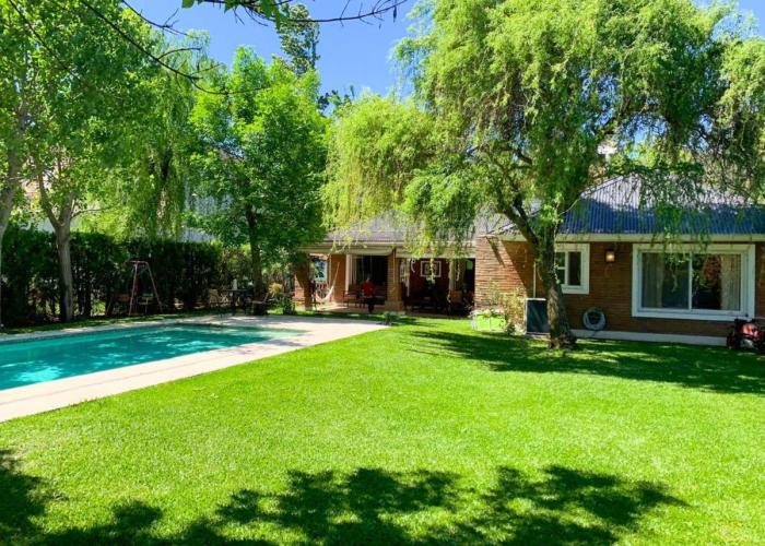 Casa con piscina privada climatizada en exclusivo Golf Country Club 1000m2