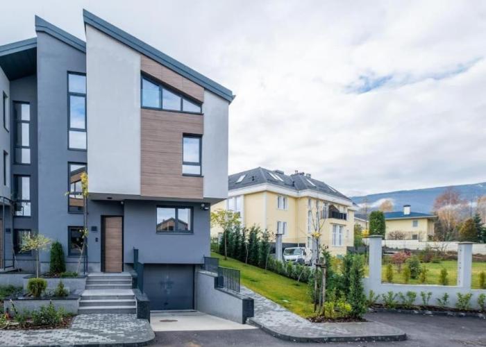 Luxurious House in an Exclusive Complex, Mount View