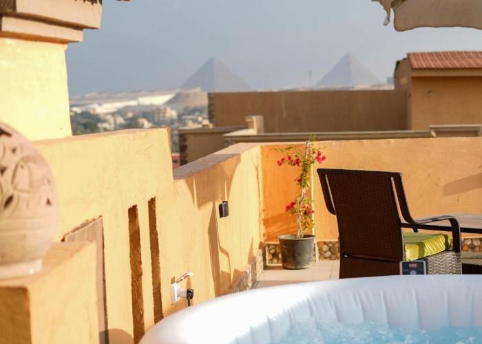 Boho Getaway with Pyramids View & Jacuzzi