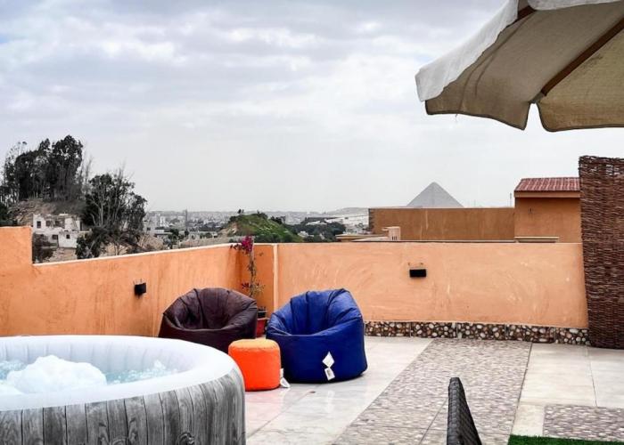 Boho Getaway with Pyramids View & Jacuzzi
