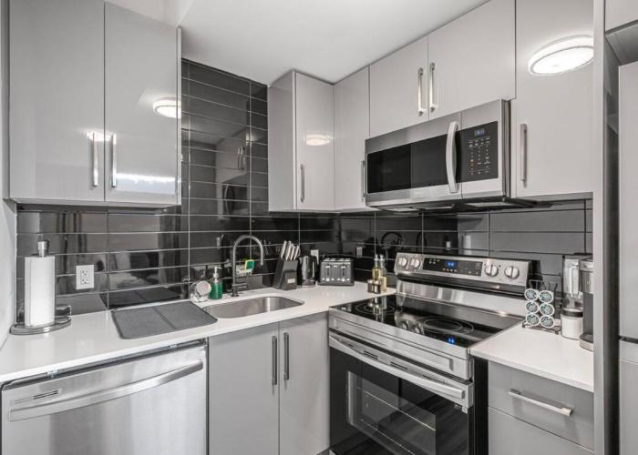 Cozy 2BR Family Friendly Retreat With Parking and Just 6 Minutes away from Niagara Falls