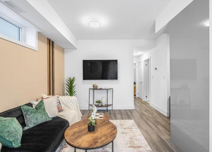 Cozy 2BR Family Friendly Retreat With Parking and Just 6 Minutes away from Niagara Falls