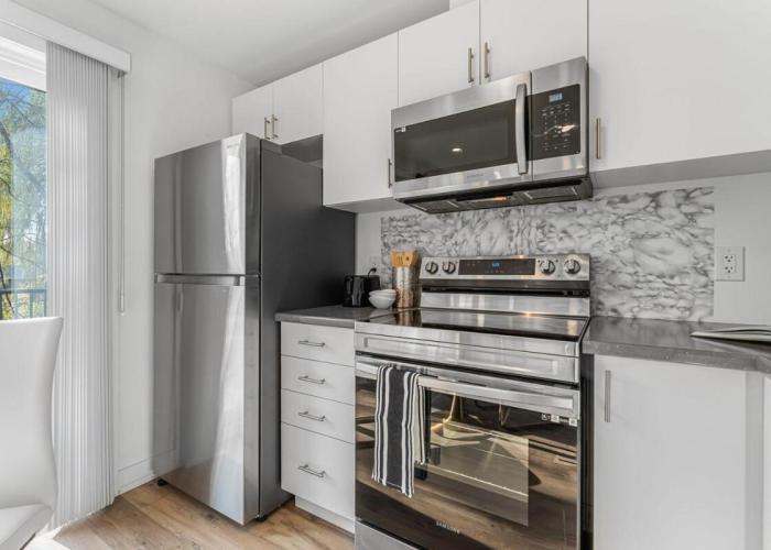 BRAND NEW and Stylish 2BR Suite With Sofa Bed, Located 7 Mins From Niagara Falls and can Sleep 6 Guests