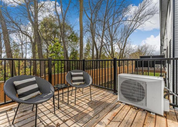 BRAND NEW and Stylish 2BR Suite With Sofa Bed, Located 7 Mins From Niagara Falls and can Sleep 6 Guests