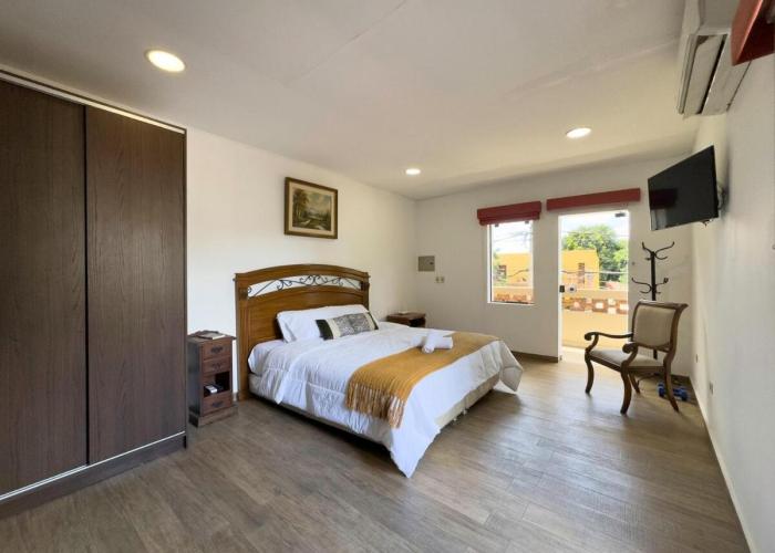 Casa moderna en Villamorra a pasos del Shopping Mariscal Lopez 2Dorm,2 garajes y Wifi